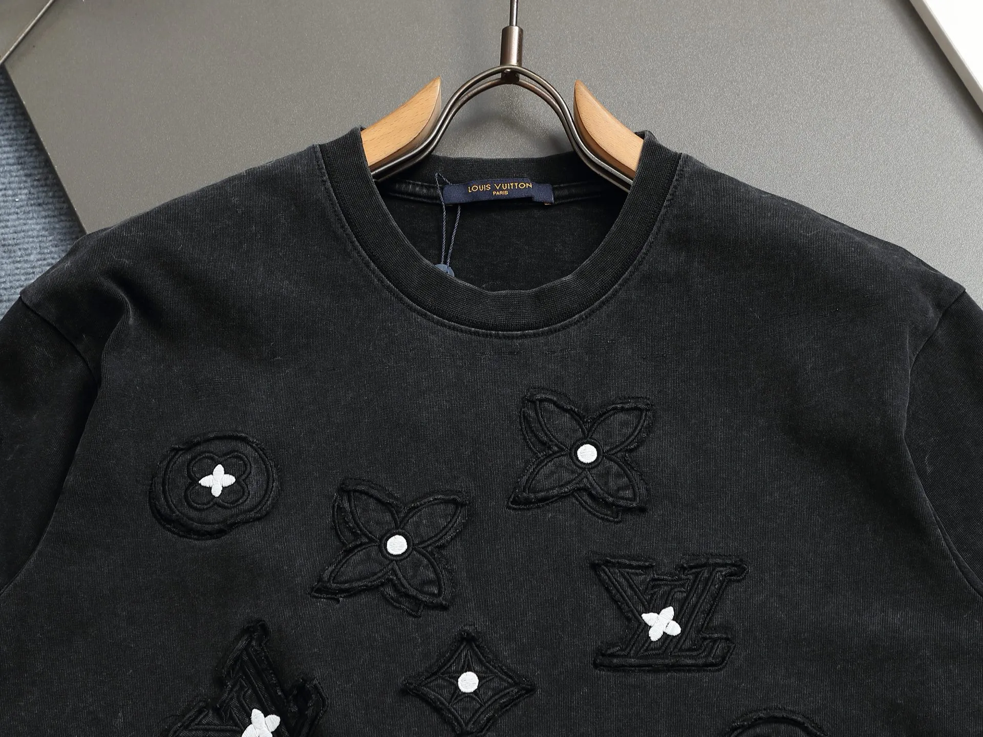 🅿️230 𝗟𝗼𝘂𝗶𝘀 𝗩𝘂𝗶𝘁𝘁𝗼𝗻/LV Louis Vuitton classic presbyopic LOGO patch embroidery🪡 logo 300g round neck heavy industry logo brand short sleeves official synchronization 1:1 original model opening fashion personality versatile trend pure original quality original washed fabric Hang tag Collar label Washed wheat Complete with three labels Color: white. Washed black Size: 𝐒-𝐗𝐋